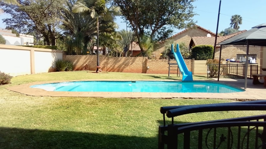To Let 4 Bedroom Property for Rent in Safari Gardens North West